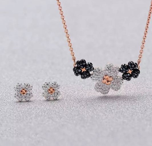 Jet’aime Triple Fleur Necklace