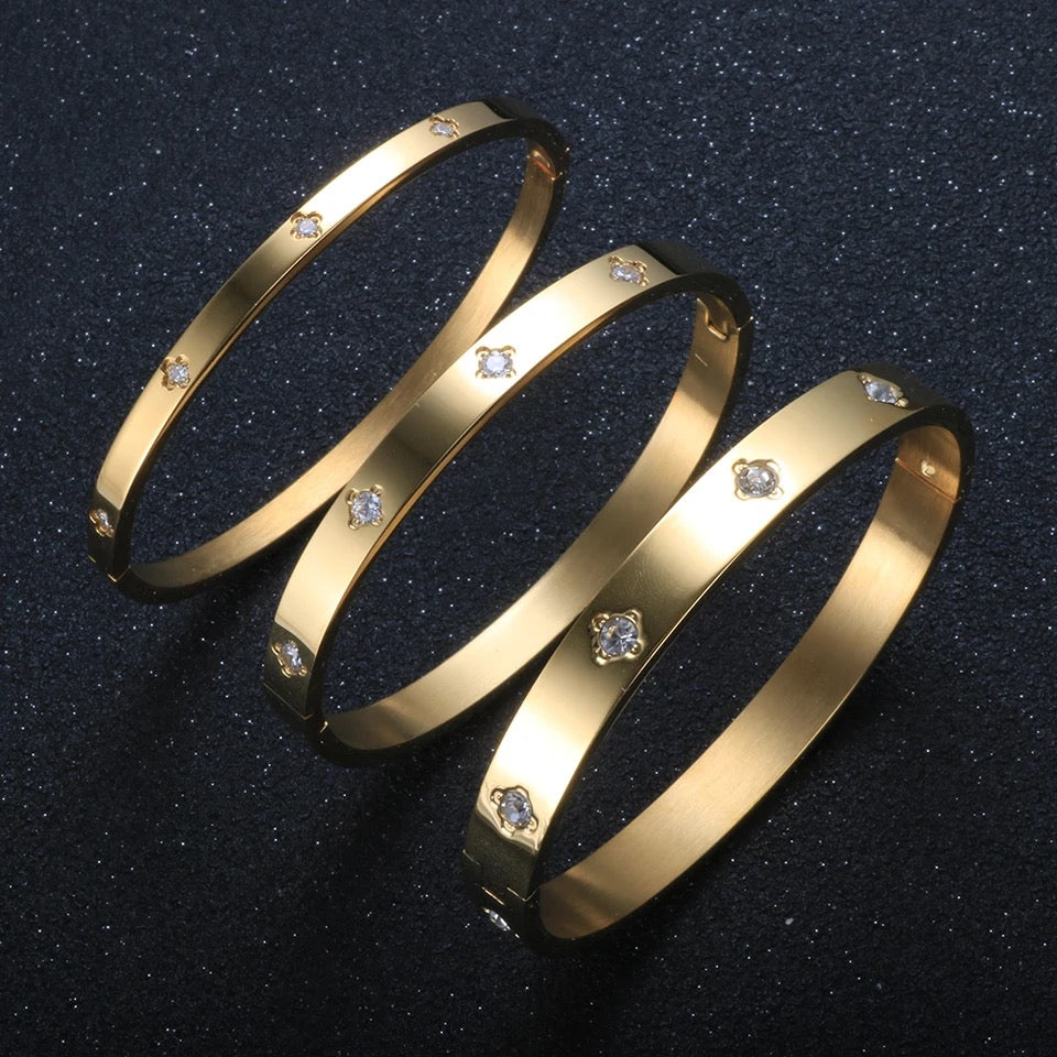 Gold Four Point Clover Bangle (4mm, 6mm)