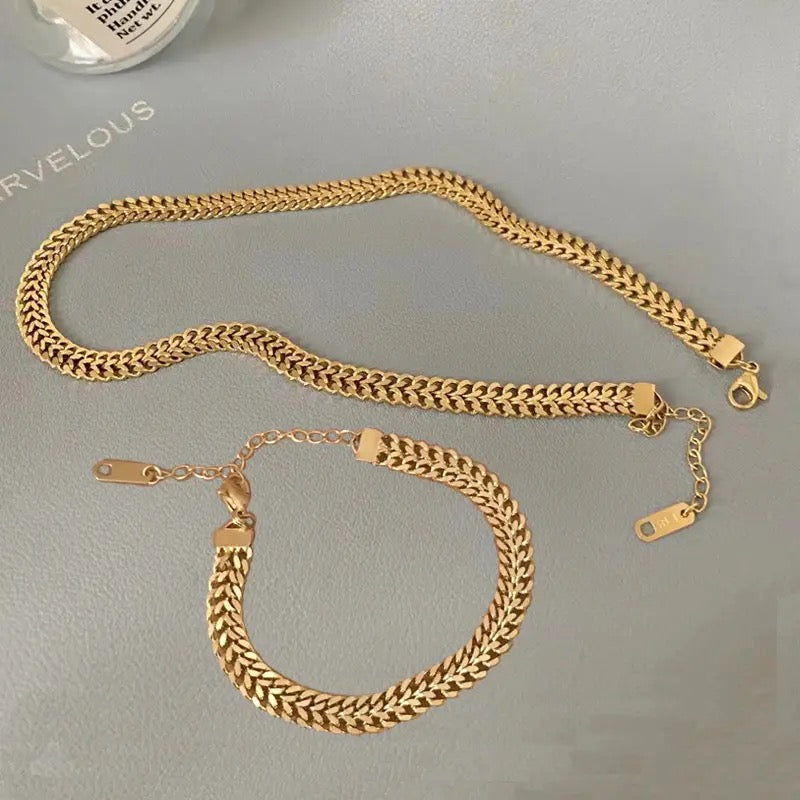Gold Queen Necklace & Bracelet Set (Stainless Steel)