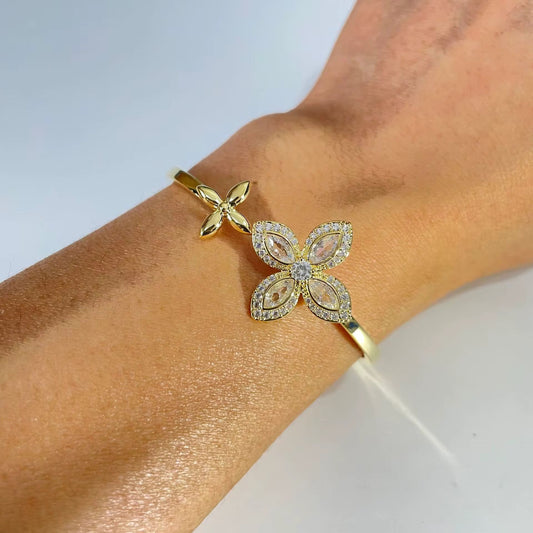 Love It Clover Cuff (Mix Metal, Gold & Silver)