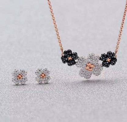 Jet’aime Triple Fleur Necklace