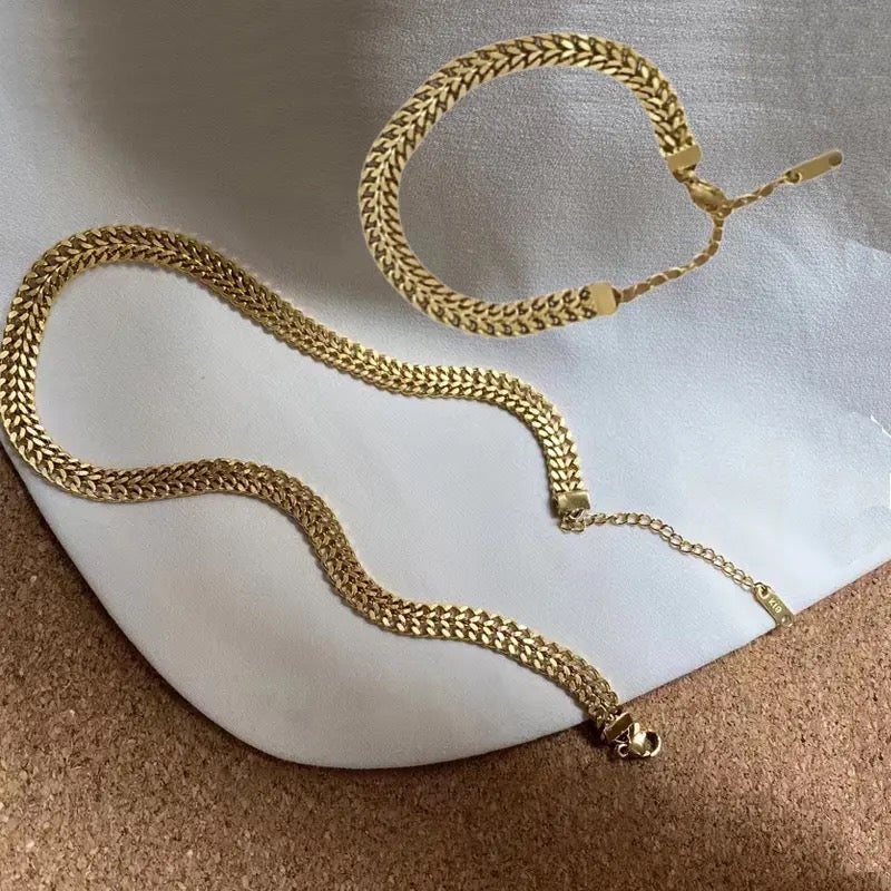 Gold Queen Necklace & Bracelet Set (Stainless Steel)