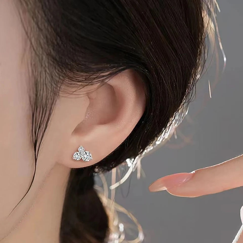 A Trillion Stars Moissanite Stud (925, 1.8 TCW)