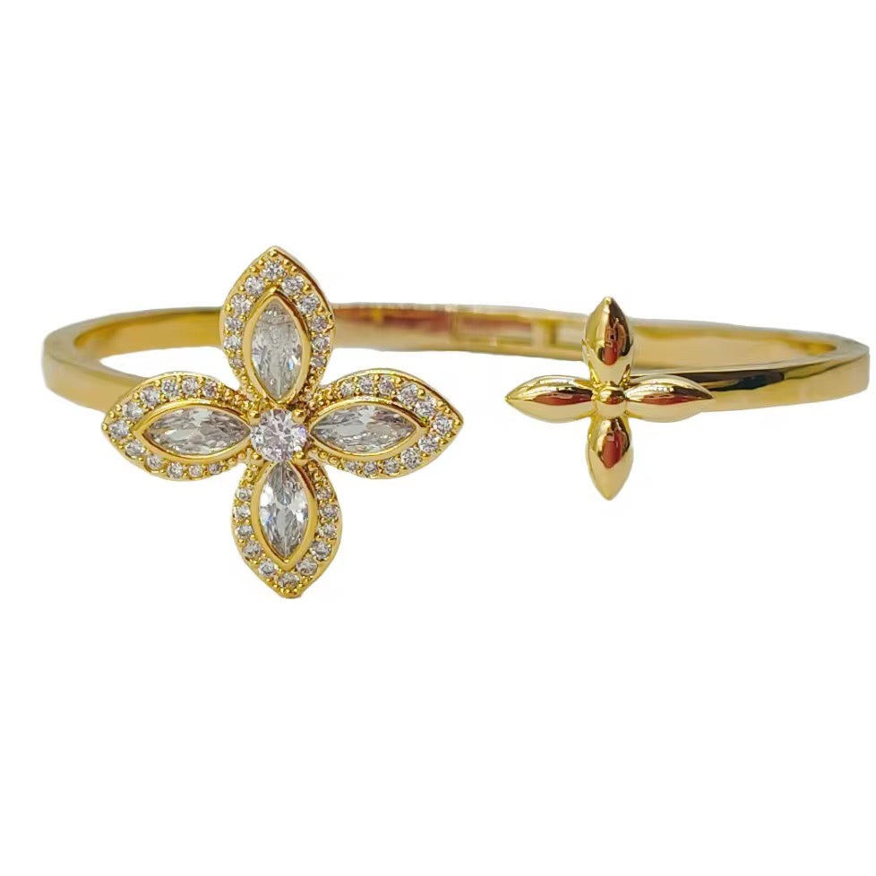 Love It Clover Cuff (Mix Metal, Gold & Silver)