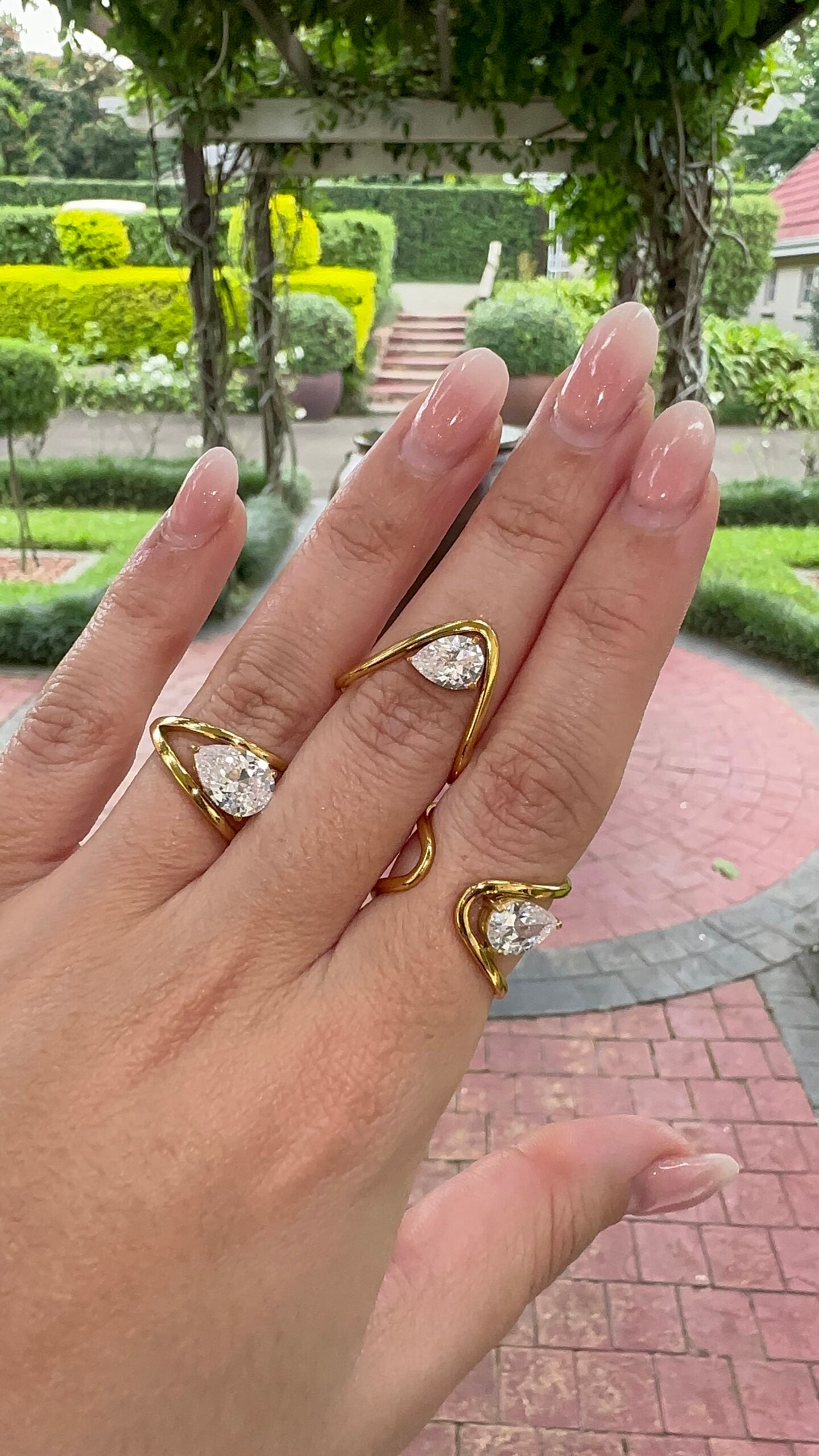 Gold Abstract V Soliraire Ring